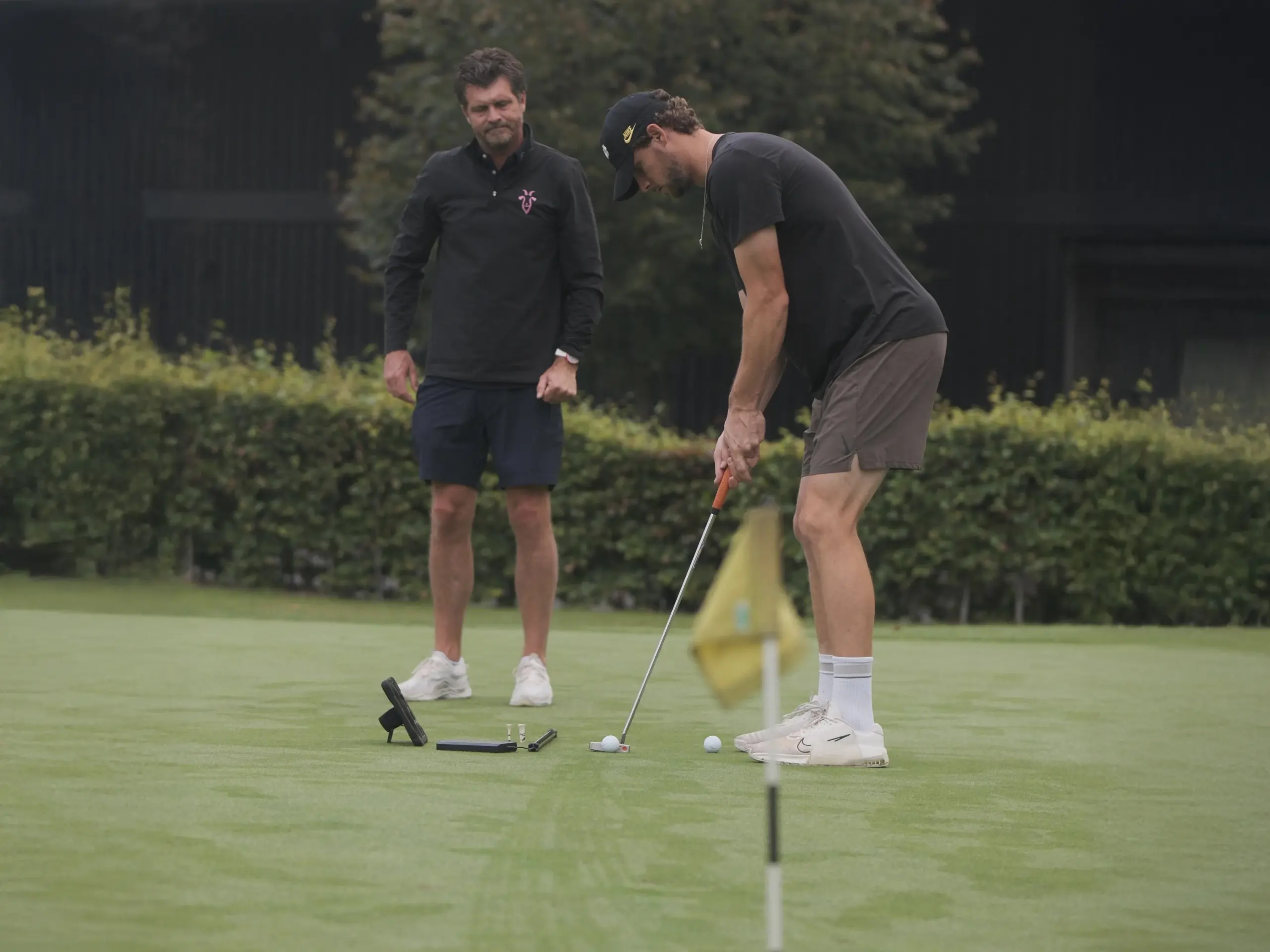 Mikel Vos working with Thomas Pieters on putting